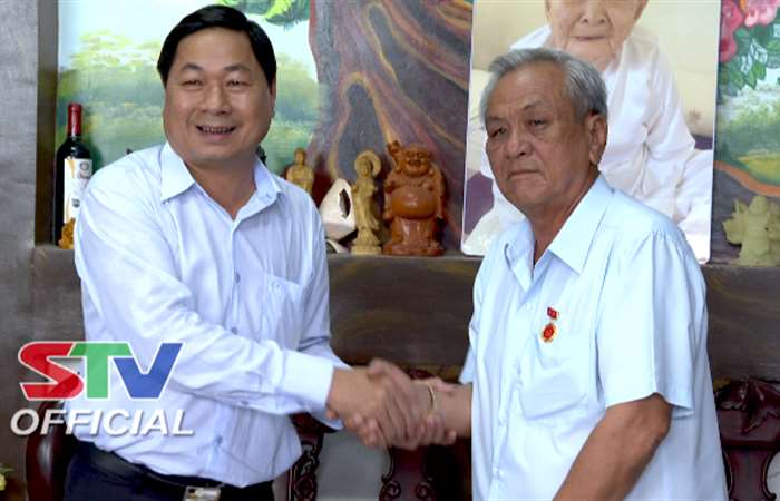 Lãnh đạo UBND tỉnh Sóc Trăng trao Huy hiệu 50 năm tuổi Đảng cho đồng chí Đinh Thiên Cần